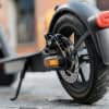 E-Scooter zu fahren ist praktisch und macht Spaß, dennoch sollten Stabilität und Sicherheit nicht außer Acht gelassen werden.