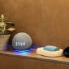 Alexa Geräte, wie hier Echo Dot 4, sorgen für maximalen Komfort im Smart Home