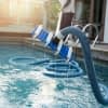 Poolsauger mit Skimmer reinigen den Pool entweder mit Anschluss an den Skimmer oder direkt an die Pumpe.