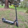 Der Segway Ninebot Max G30DII fährt selbst auf nassen Straßen sowie Waldwegen sicher und stabil.