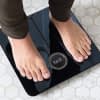 Fitbit Aria 2 WLAN Waage misst nicht nur das Gewicht, sondern auch den BMI, Körperfettanteil und Magermasse