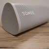 Sonos Roam ist ein dreieckiger, kompakter WLAN- und Bluetooth-Lautsprecher