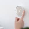 Dieses Thermostat ist manuell, per App oder Sprache bedienbar