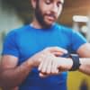 Mensch mit Smartwatch am Handgelenk