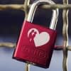 Ein ABUS Love Lock Liebesschloss macht Brücken oder andere Objekte zu besonderen Orten - nicht nur am Valentinstag