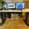 Einmal aufgebaut fügt sich der Flexispot nahtlos in unsere Redaktion ein