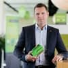 CEO und Mitgründer von Loxone Martin Öller mit dem Miniserver, dem Herzstück von Loxone Smart Home