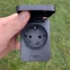 Diese Steckdose ist dank ihrer Abdeckklappe gut gegen Spritzwasser-geschützt