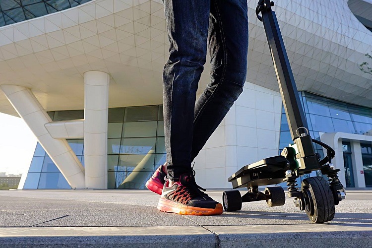 E-Scooter ZAR: Smarter Roller für den Rucksack