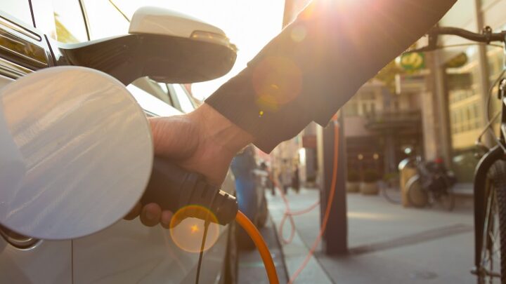 Elektroauto unterwegs laden | E-Auto öffentlich tanken