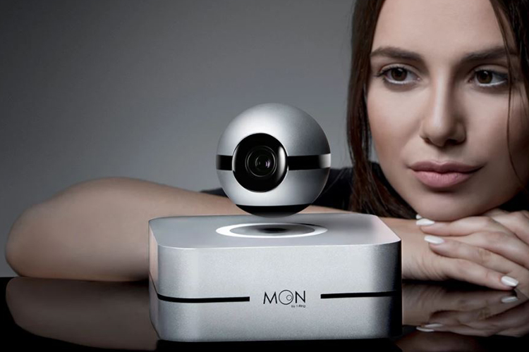 Moon managed als schwebender All-in-One-Hub das ganze Haus