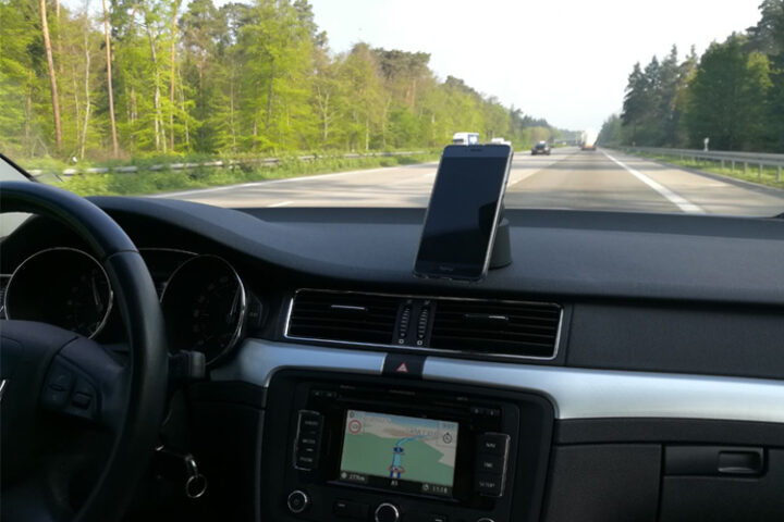 Logitech ZeroTouch im Test: Alexa-Steuerung fürs Auto