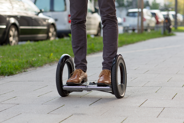 UrmO: Faltbarer Hybrid aus Hoverboard und E-Scooter