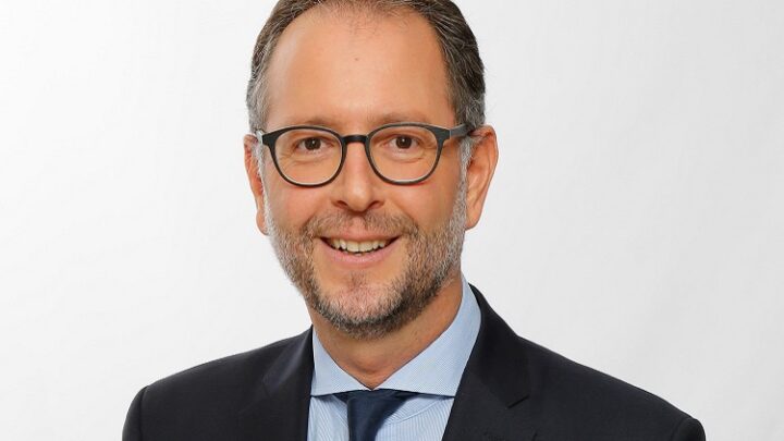 Funkschalter vor Smartphone – einfacher Einstieg ins Smart Home