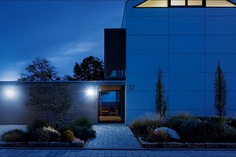 Stolperschutz im Smart Home: Außenflächen beleuchten – so geht‘s