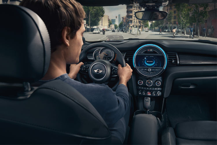 Amazon Alexa im Auto: Nachrüsten oder Alexa Auto kaufen?