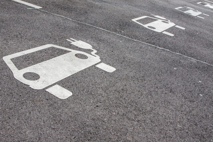 DISCOVER|E installiert E-Ladestationen in Mehrfamilienhäusern