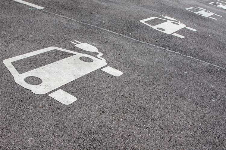 DISCOVER|E installiert E-Ladestationen in Mehrfamilienhäusern