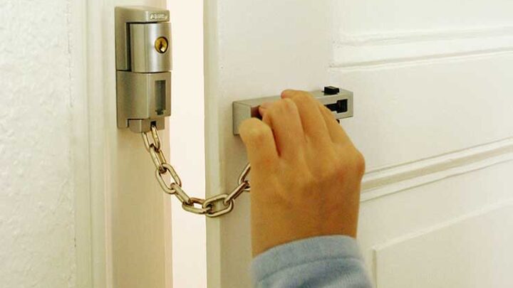 Haustür Trickbetrug – so schützen Sie sich gegen Enkeltrick & Co.