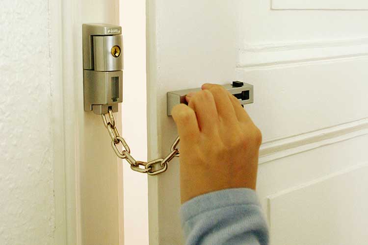 Haustür Trickbetrug – so schützen Sie sich gegen Enkeltrick & Co.