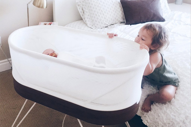 Das smarte Bett SNOO wiegt Babys automatisch in den Schlaf