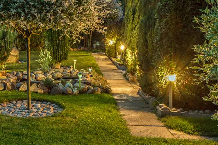 ALDI: Diese smarten Gartenlampen von tint sind bald im Angebot