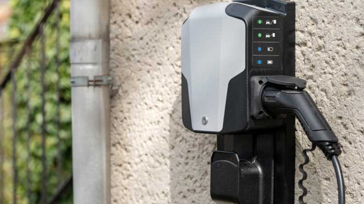 Elektroauto über die Wallbox oder Steckdose laden?