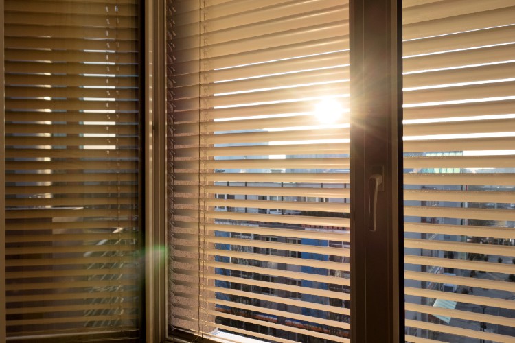 Rollladen per App steuern: Komplettsets und Kosten im Check