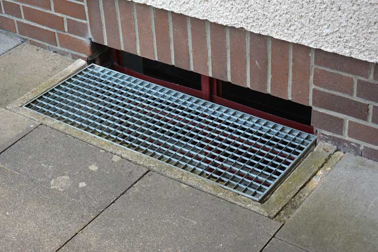 Kellerfenster gegen Einbrecher absichern – so geht’s