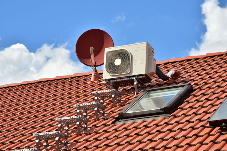 Wärmepumpe auf dem Dach: Das ist zu beachten