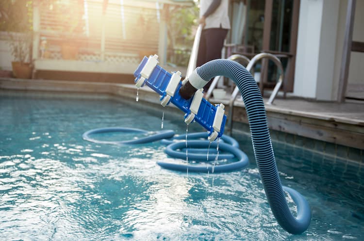 Poolsauger mit Skimmer – welche saugen effektiv?