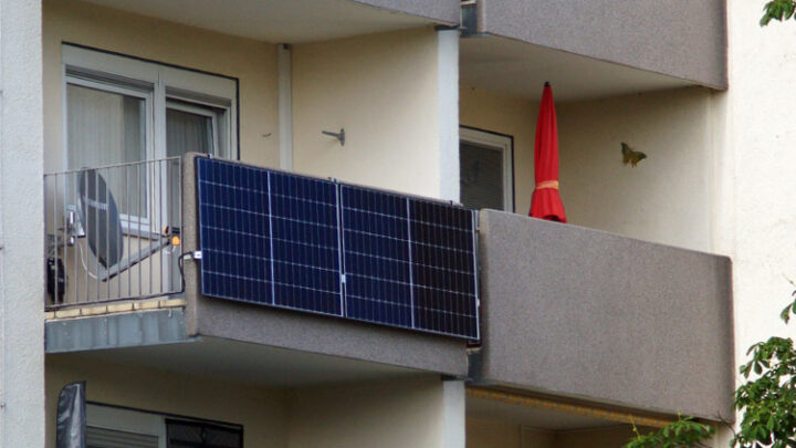 Balkonkraftwerk im Mehrfamilienhaus: Wie vorgehen?