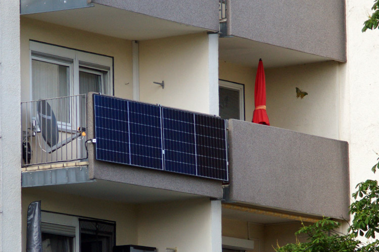 Balkonkraftwerk im Mehrfamilienhaus: Wie vorgehen?