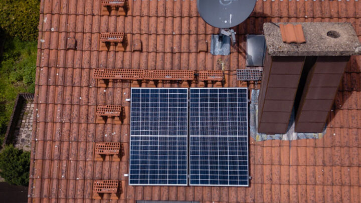 Wie lässt sich ein Balkonkraftwerk auf dem Dach montieren?