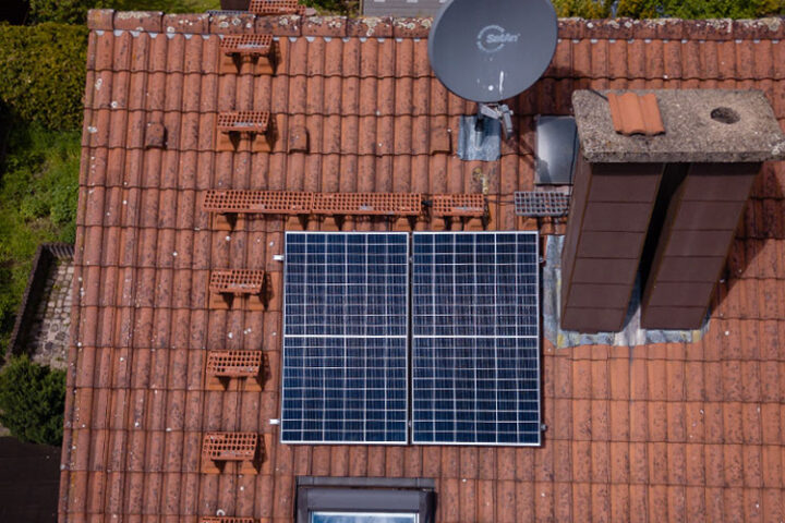 Wie lässt sich ein Balkonkraftwerk auf dem Dach montieren?