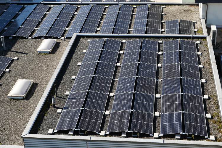 Lager-, Industrie- und Gewerbehallen PV-Anlage: Vorteile & Kosten