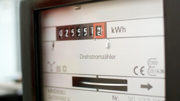 Gibt es Strafen, wenn der Balkonkraftwerk Zähler rückwärtsläuft?