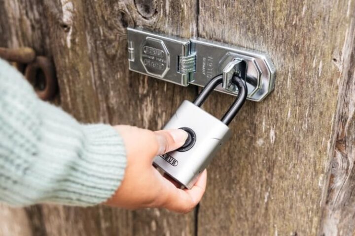 ABUS Everox One 61: So sicher ist das smarte Vorhängeschloss