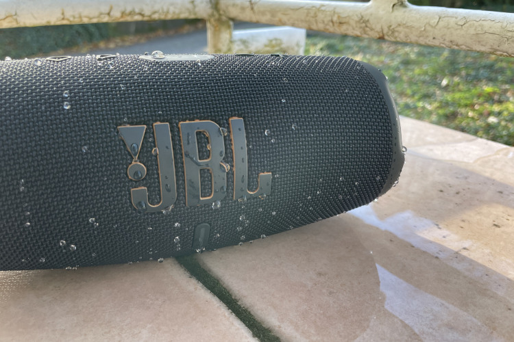 JBL Charge 5 Wi-Fi Test – lohnt sich der Lautsprecher?