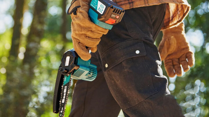 Top-Deal: Mini-Kettensäge inkl. Akkus & Koffer für nur 53,99 €