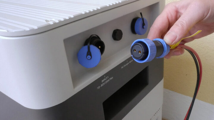 Stromspeicher selbst einbauen: Plug’n’Play macht’s legal!