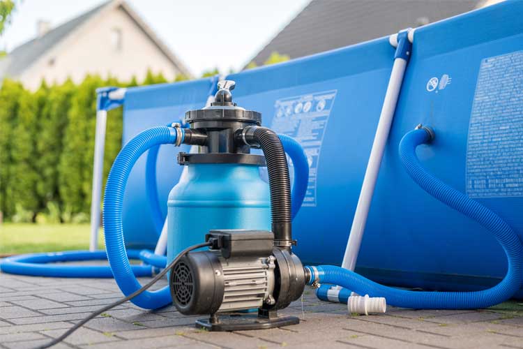Mit einer Sandfilteranlage sorgen Poolbesitzer für sauberes Wasser