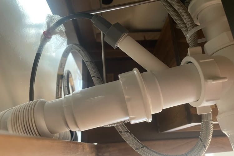 Fertig installiert sieht der Abwasseranschluss des SwitchBot so aus Fertig installiert sieht der Abwasseranschluss des SwitchBot so aus