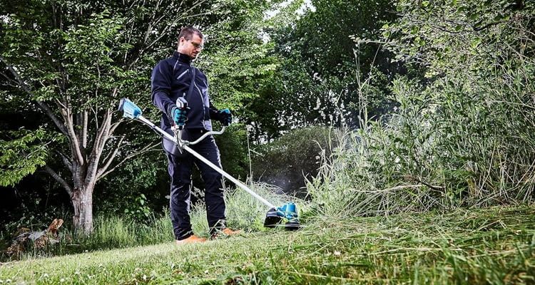 Dieser kabellose Rasentrimmer überzeugt durch seine ergonomischen Griffe Dieser kabellose Rasentrimmer überzeugt durch seine ergonomischen Griffe