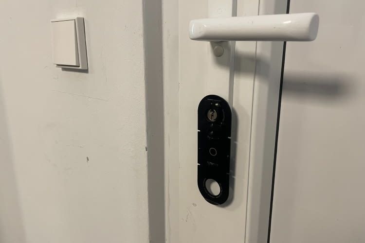 Die Montageplatte wird mit nur einer Schraube am Zylinder befestigt Die Montageplatte wird mit nur einer Schraube am Zylinder befestigt