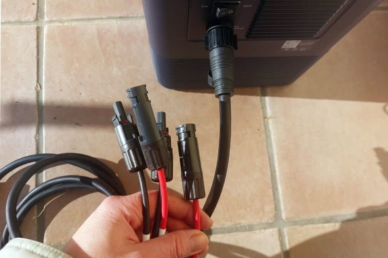 Dieses Kabel besitzt genügend Anschlussports für zwei Solarmodule Dieses Kabel besitzt genügend Anschlussports für zwei Solarmodule