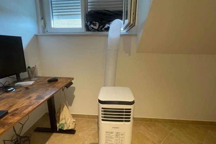 Im Betrieb mussten wir auf Kissen und Decken zurückgreifen, da der Fensterschieber nicht in unser Fenster passte Im Betrieb mussten wir auf Kissen und Decken zurückgreifen, da der Fensterschieber nicht in unser Fenster passte