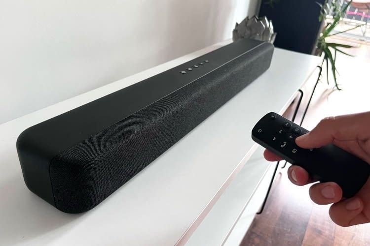 Die Amazon Soundbar kommt mit einer praktischen Fernbedienung Die Amazon Soundbar kommt mit einer praktischen Fernbedienung
