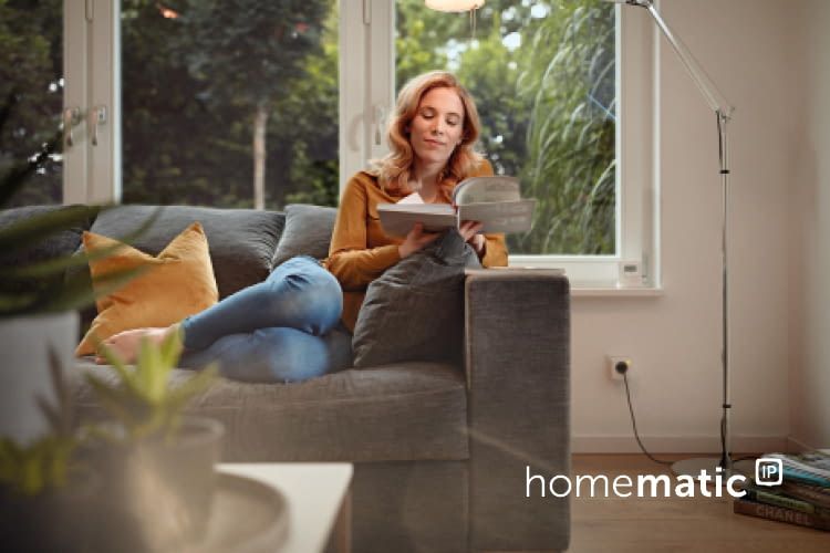 Eine smarte Beleuchtungssteuerung sorgt für das perfekte Licht zum Arbeiten oder Entspannen Eine smarte Beleuchtungssteuerung sorgt für das perfekte Licht zum Arbeiten oder Entspannen