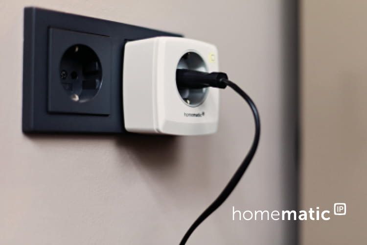 Die Schalt-Mess-Steckdose wird einfach in die Steckdose gesteckt und kann dann mit dem Smartphone bedient werden Die Schalt-Mess-Steckdose wird einfach in die Steckdose gesteckt und kann dann mit dem Smartphone bedient werden